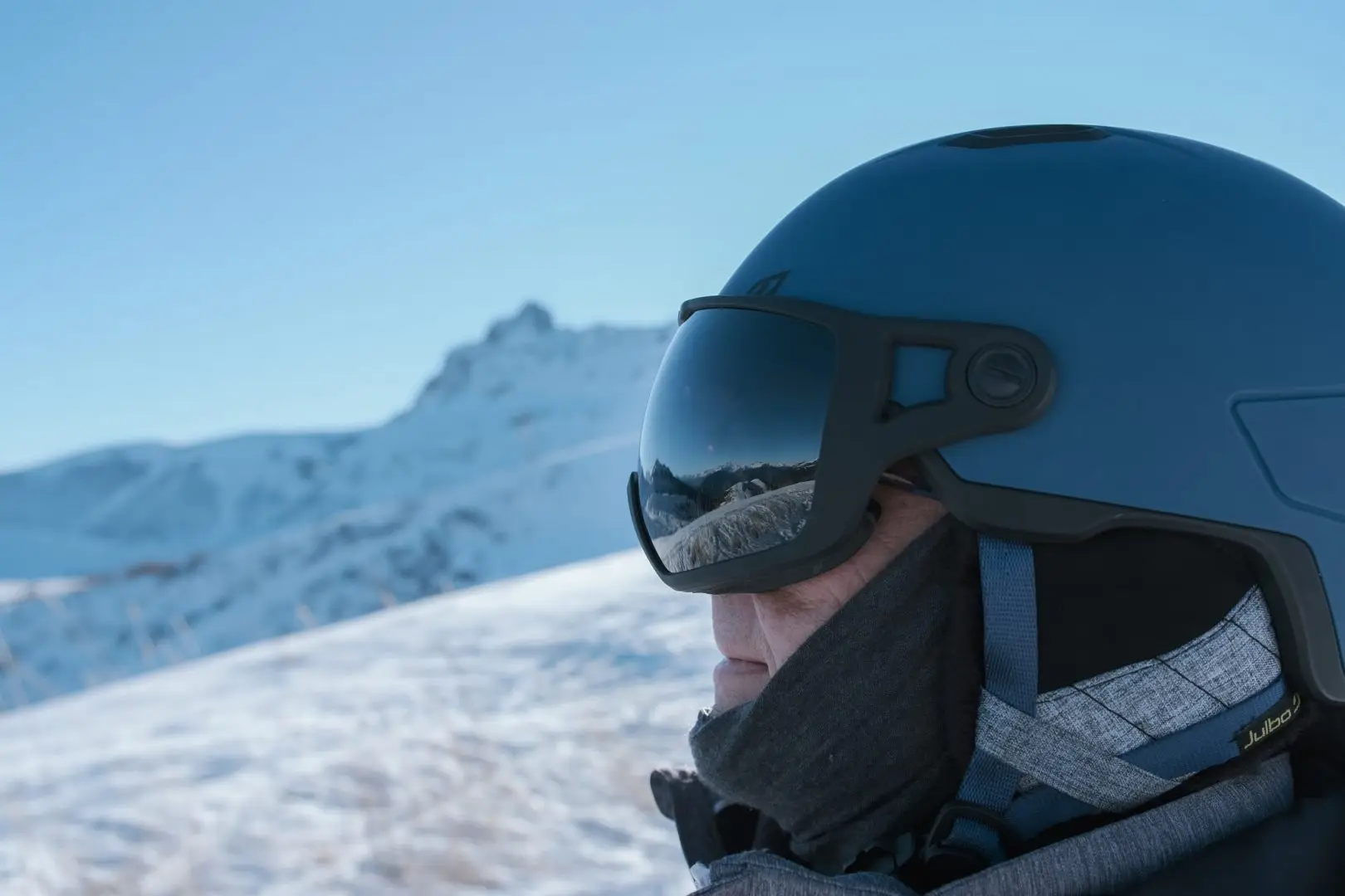 Sports d’hiver, UV, neige : protégez vos yeux à la montagne grâce à des lunettes et équipements adaptés chez Vision Gonneville, opticien près d’Étretat.