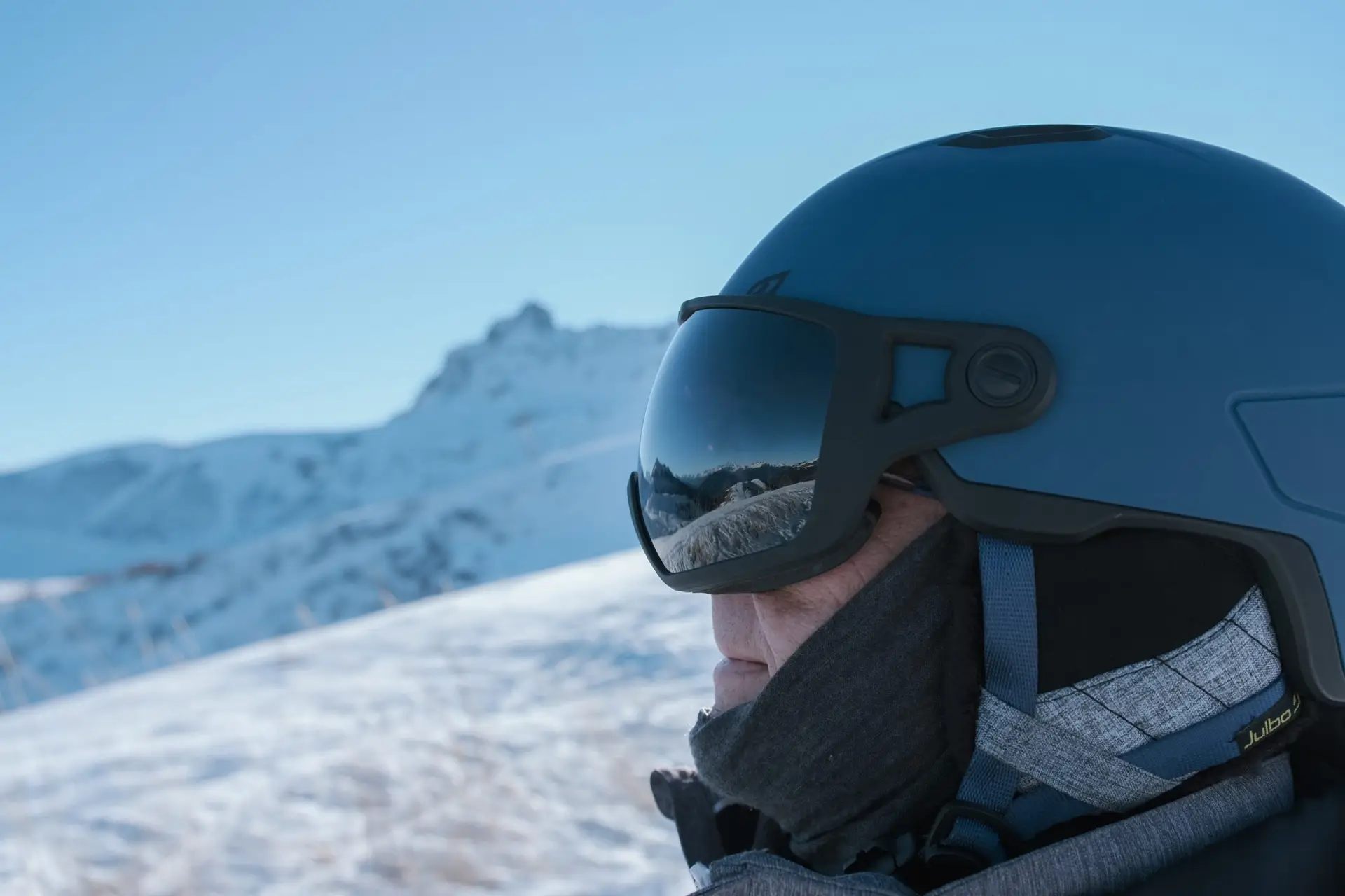 Sports d’hiver, UV, neige : protégez vos yeux à la montagne grâce à des lunettes et équipements adaptés chez Vision Gonneville, opticien près d’Étretat.
