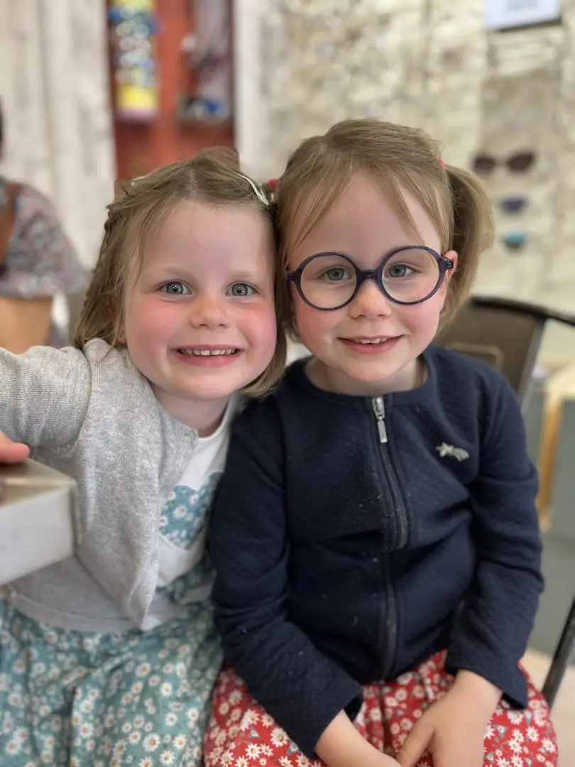 Votre enfant plisse les yeux ou se rapproche des écrans ? Découvrez les signes de la myopie chez l’enfant et quand faire contrôler sa vue.
