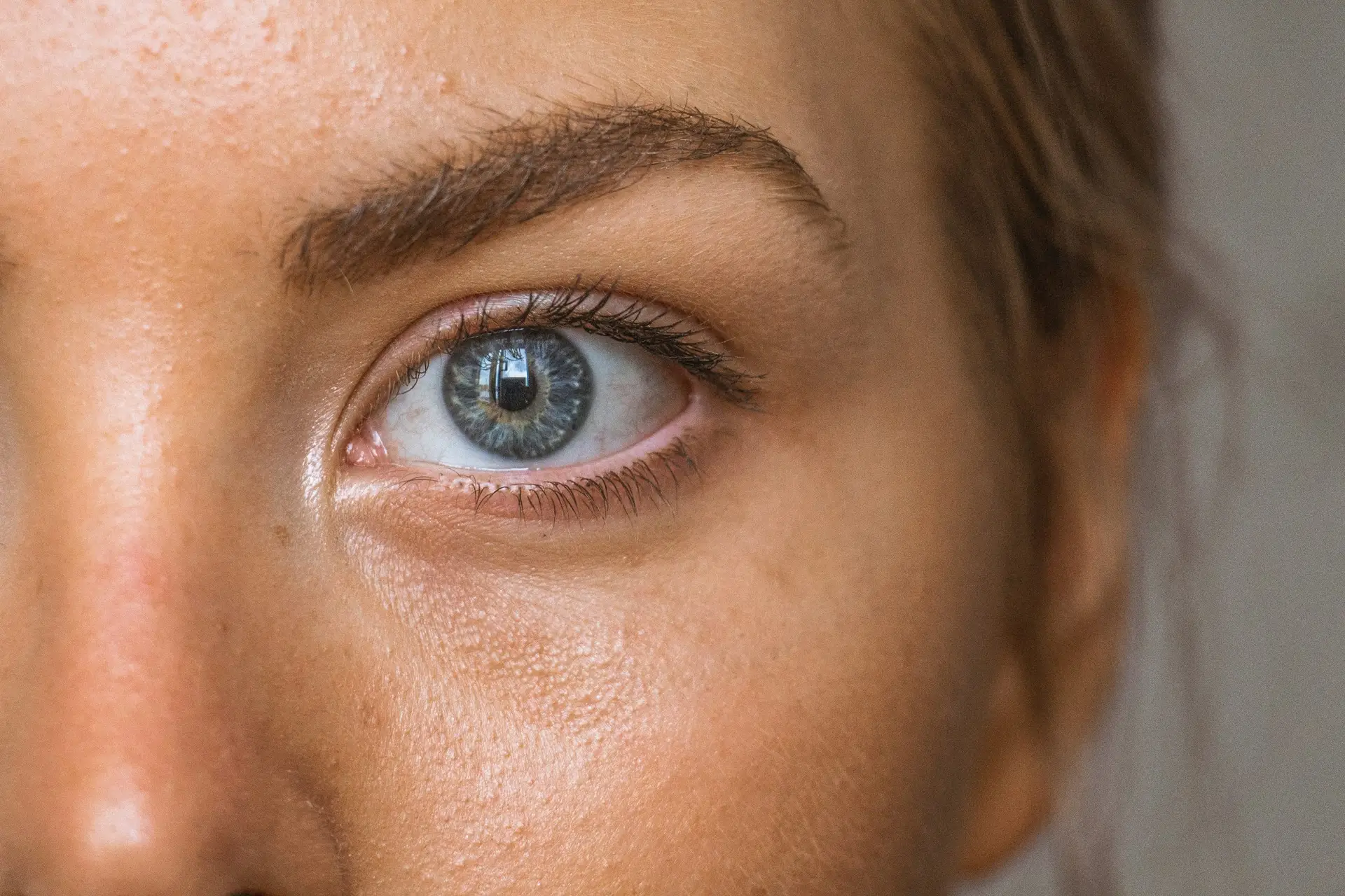 Sécheresse oculaire en hiver : découvrez les causes des yeux secs et les solutions efficaces pour retrouver confort et protection durant la saison froide.