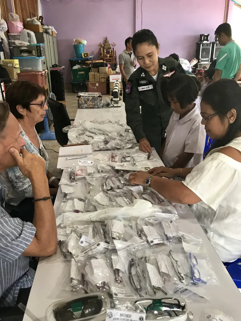 Donnez une seconde vie à vos lunettes : un geste écologique et solidaire. Découvrez comment elles sont recyclées et redistribuées dans le monde.