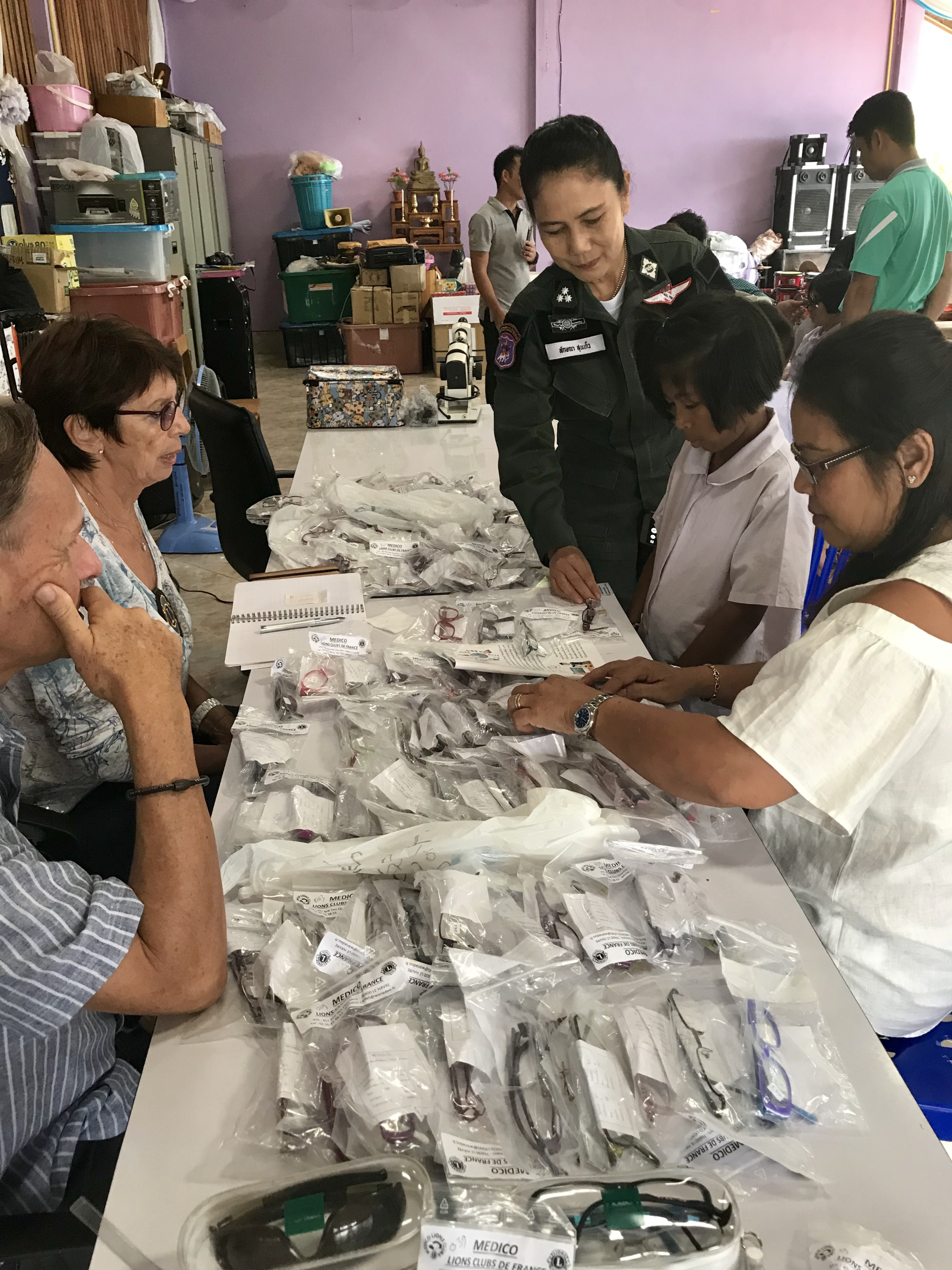 Donnez une seconde vie à vos lunettes : un geste écologique et solidaire. Découvrez comment elles sont recyclées et redistribuées dans le monde.
