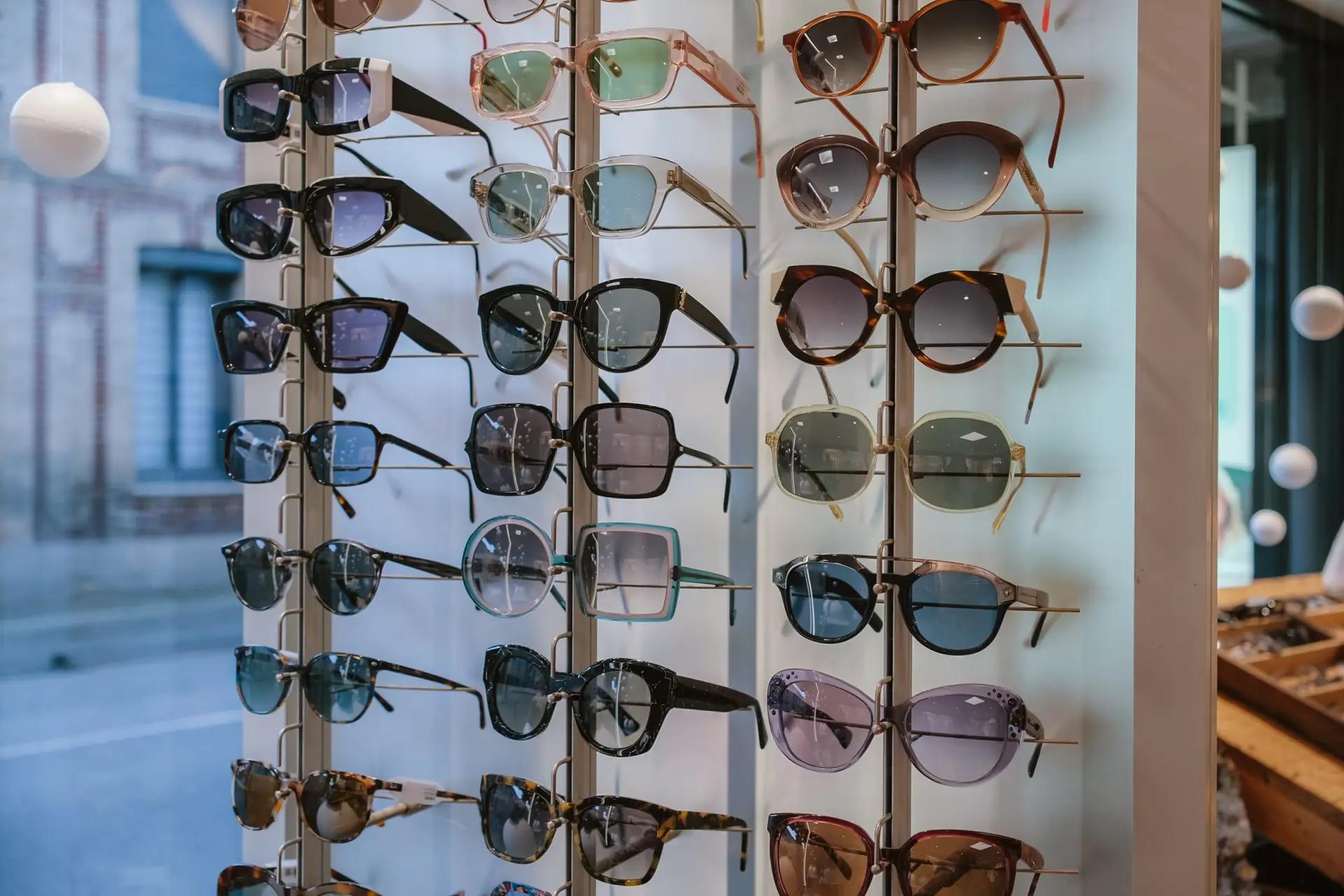 Vous souhaitez offrir un cadeau réellement utile après la fête des grands-mères ? Prenez rendez-vous pour un contrôle visuel personnalisé et accompagnons ensemble votre grand-mère vers un confort de vision optimal toute l’année.