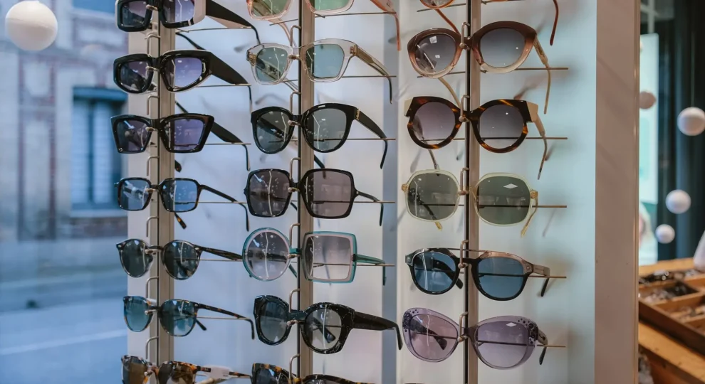 Vous souhaitez offrir un cadeau réellement utile après la fête des grands-mères ? Prenez rendez-vous pour un contrôle visuel personnalisé et accompagnons ensemble votre grand-mère vers un confort de vision optimal toute l’année.