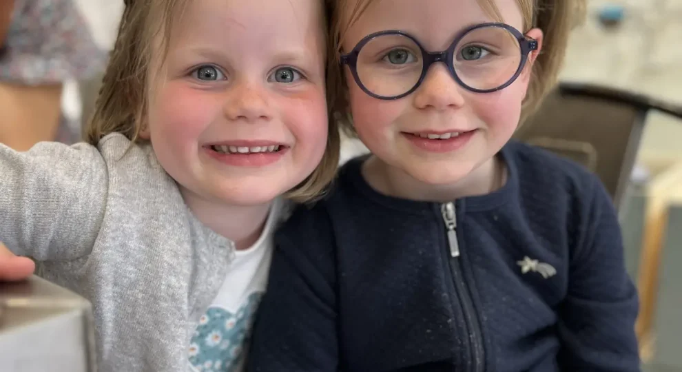 Votre enfant plisse les yeux ou se rapproche des écrans ? Découvrez les signes de la myopie chez l’enfant et quand faire contrôler sa vue.